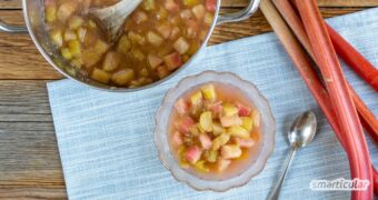 Rhabarberkompott lässt sich aus drei Zutaten ganz einfach selber machen und mit wenig Aufwand einkochen - für eine köstliche Rhabarber-Saison über den Juni hinaus.