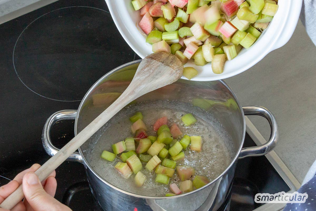 Rhabarberkompott lässt sich aus drei Zutaten ganz einfach selber machen und mit wenig Aufwand einkochen - für eine köstliche Rhabarber-Saison über den Juni hinaus.
