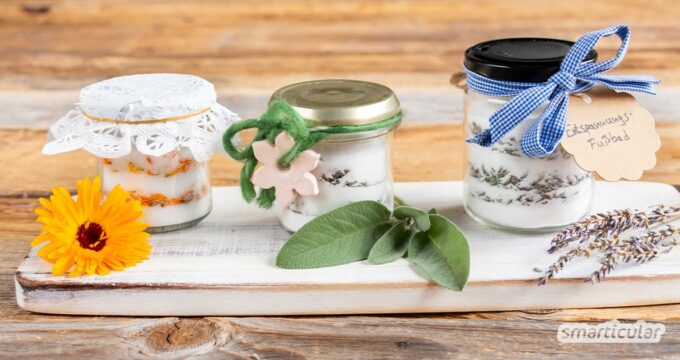 Fußbäder lassen sich ganz leicht selber machen. Die zugehörige Mischung wird in einem Glas aufbewahrt - ohne Verpackungsmüll und preiswerter als gekauft.