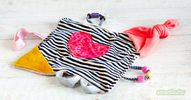 Knistertuch nähen für die Geburt: Babys wollen schmusen, alles in den Mund nehmen und sie lieben knisternde Geräusche. Mit diesem Schnuffeltuch ist all das möglich!