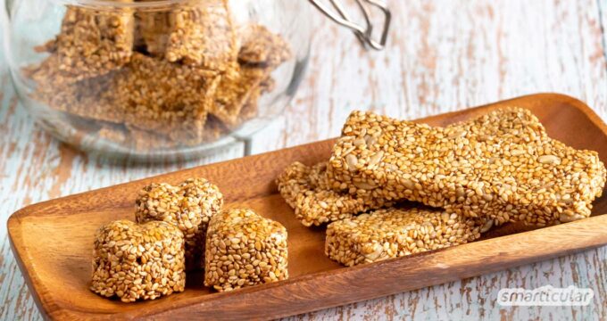 Pasteli, die knackigen Sesamriegel, lassen sich ganz einfach selber machen und beliebig variieren - für mehr Geschmack und weniger Verpackungsmüll.