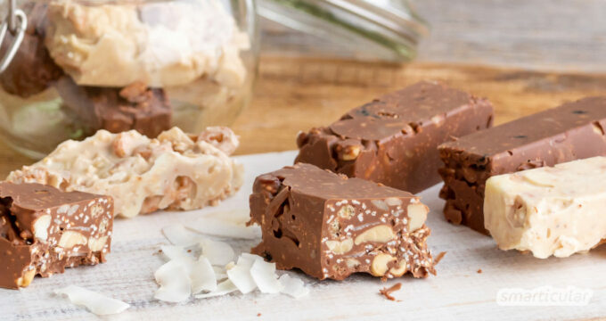 Aus Schokoladenresten lassen sich ganz leicht individuelle Schokoriegel selber machen, mit Zutaten die du nach Geschmack und Verfügbarkeit abwandeln kannst.