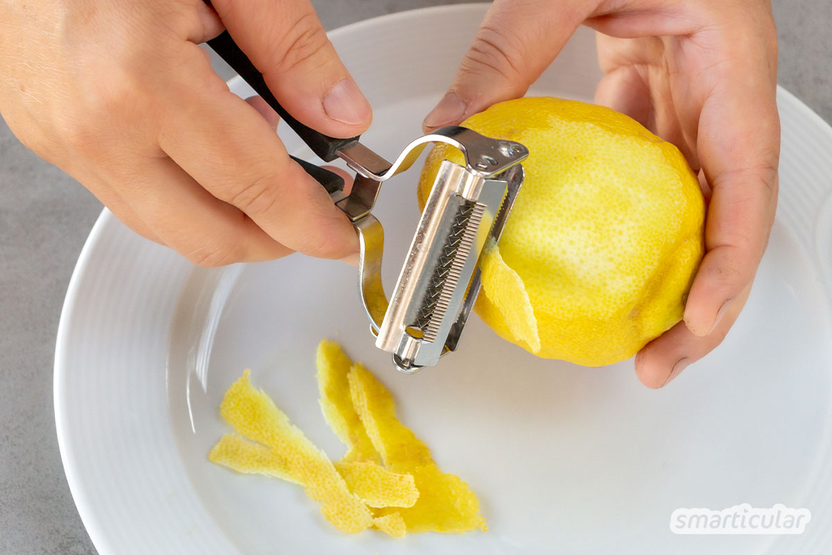 Statt ihn zu kaufen, kannst du Zitronenpfeffer ganz einfach selber machen. Mit diesem simplen Rezept lassen sich ganz nebenbei Zitronenschalen verwerten.