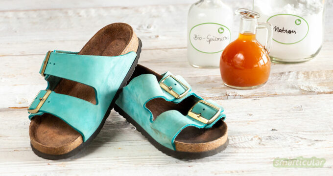 Alle, die gern Korksandalen tragen, kennen das Problem: Früher oder später sind Obermaterial und Fußbett schmuddelig. Sandalen von Birkenstock reinigen? So gelingt’s!