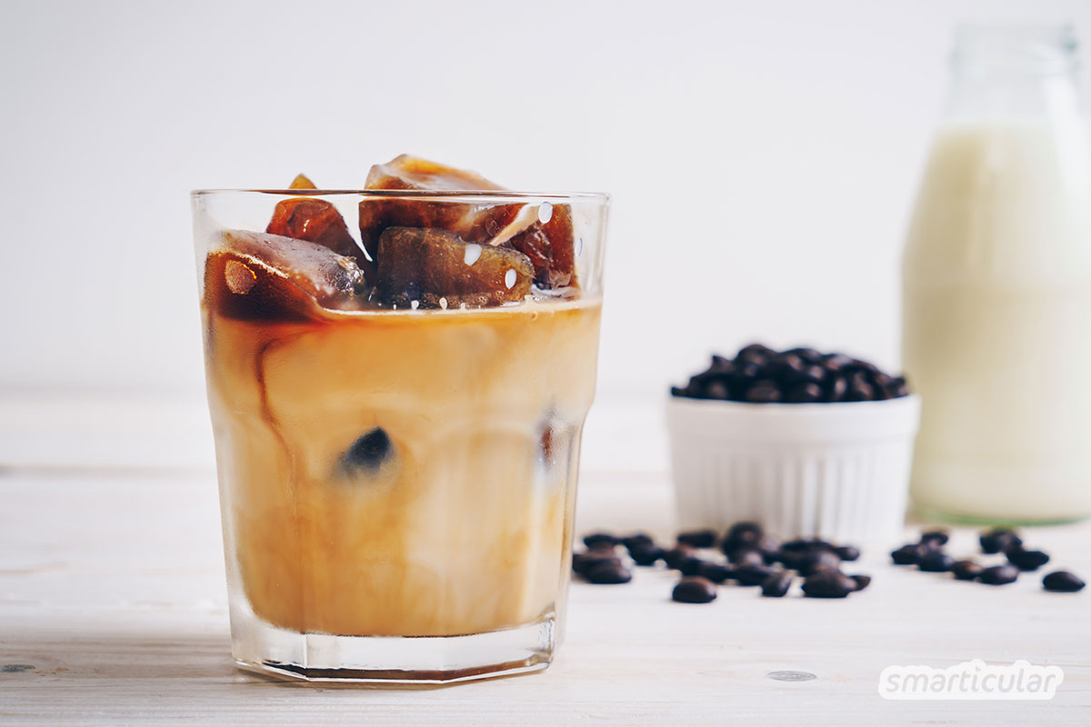 Eiskaffee selber zu machen, ist auf so viele Weisen möglich, und das Ergebnis meist köstlich. Hier kommen die besten Rezepte: mit Vanillesahne, Kaffee-Eiswürfeln oder Schlagkaffee.