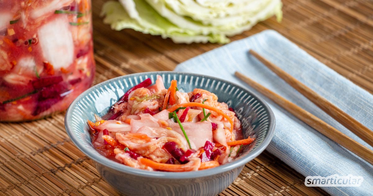 Kimchi selber machen: So leicht gelingt die koreanische Spezialität mit Kohl und Chili, die durch Fermentation lange haltbar und besonders vitaminreich wird.