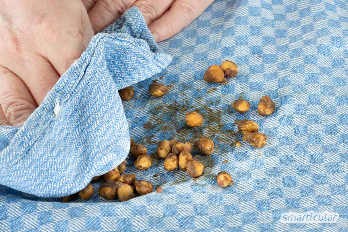Kirschkerne zu reinigen, ist gar nicht schwer! So legst du dir mit der Zeit einen schönen Vorrat sauberer Kerne für Kirschkernkissen zu.
