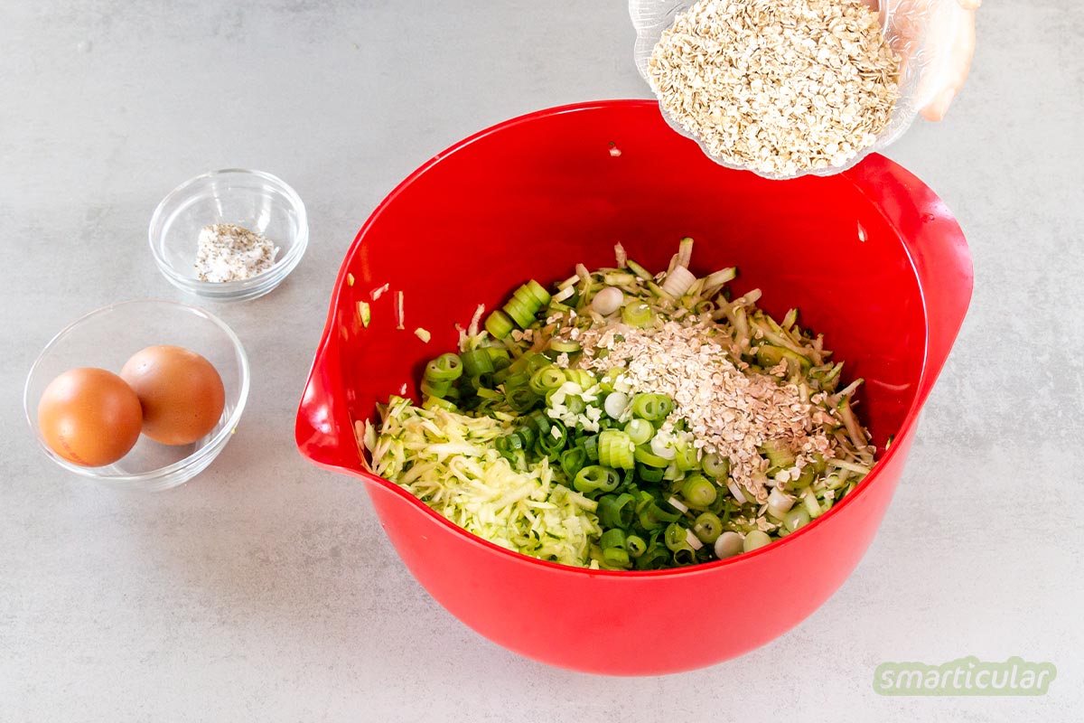 Zucchinipuffer mit Haferflocken sind eine sommerliche Alternative zu Kartoffelpuffern und sorgen für mehr Abwechslung in der Zucchinisaison.