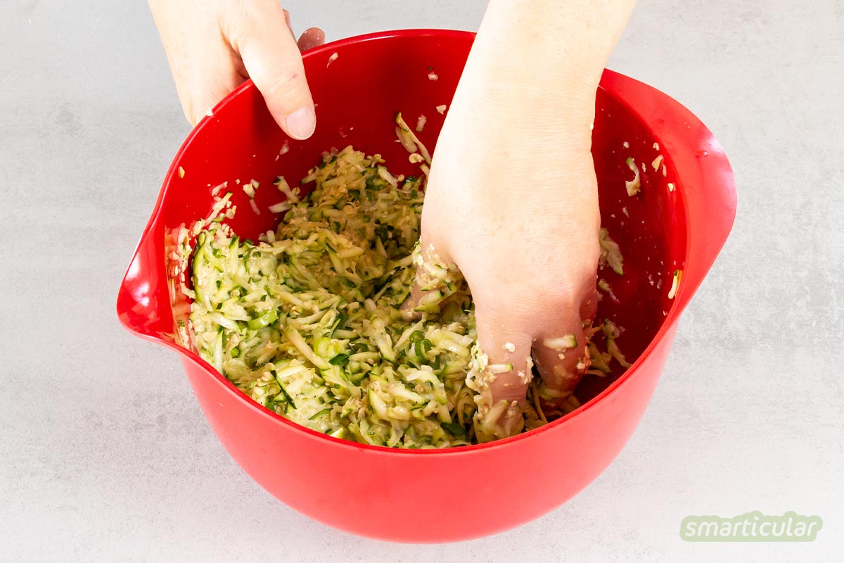 Zucchinipuffer mit Haferflocken sind eine sommerliche Alternative zu Kartoffelpuffern und sorgen für mehr Abwechslung in der Zucchinisaison.
