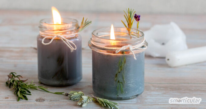 Mit ein wenig Kräutern, Kerzenresten und Kerzendochten bzw. einer gewöhnlichen Baumwollschnur lassen sich duftende Kerzen selber machen. Sieh selbst!