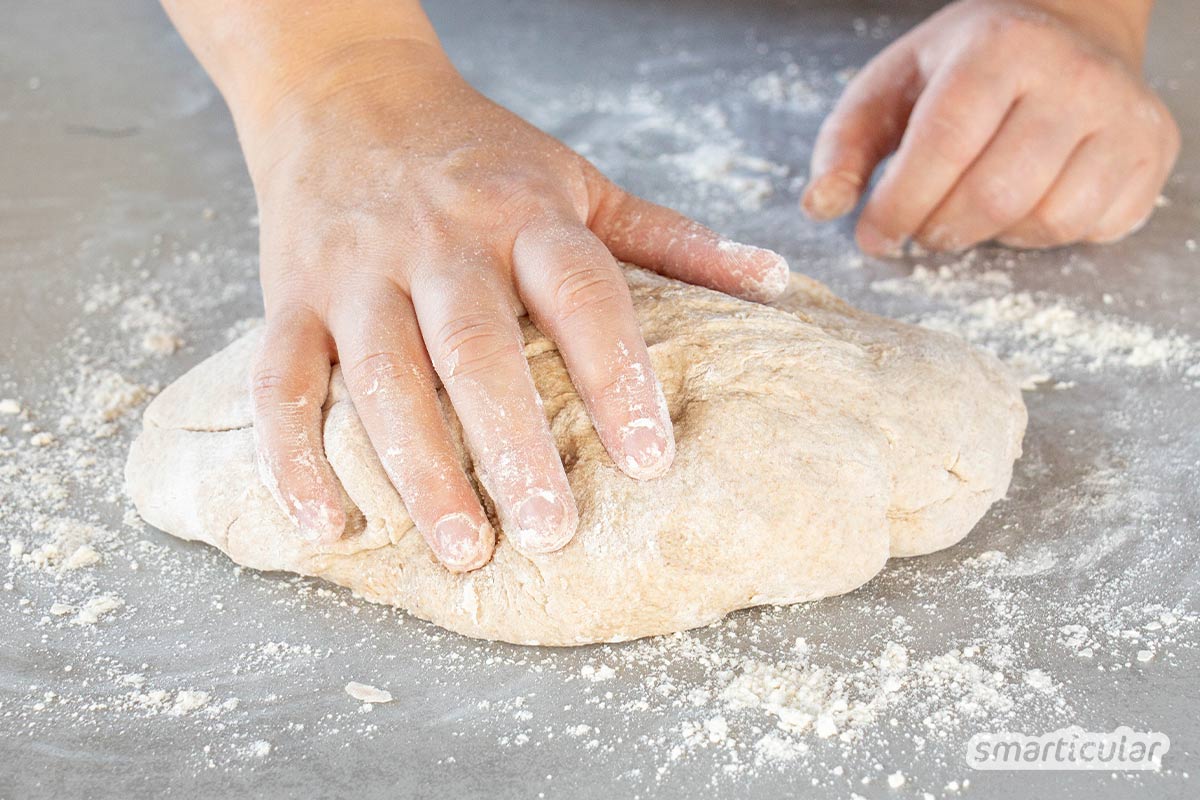 roggenbroetchen-mit-sauerteig-rezept-backen-5 Roggenbrötchen schmecken besonders aromatisch. Hier findest du für das rustikale Gebäck ein einfaches Rezept mit Sauerteig, das ohne Hefe auskommt.