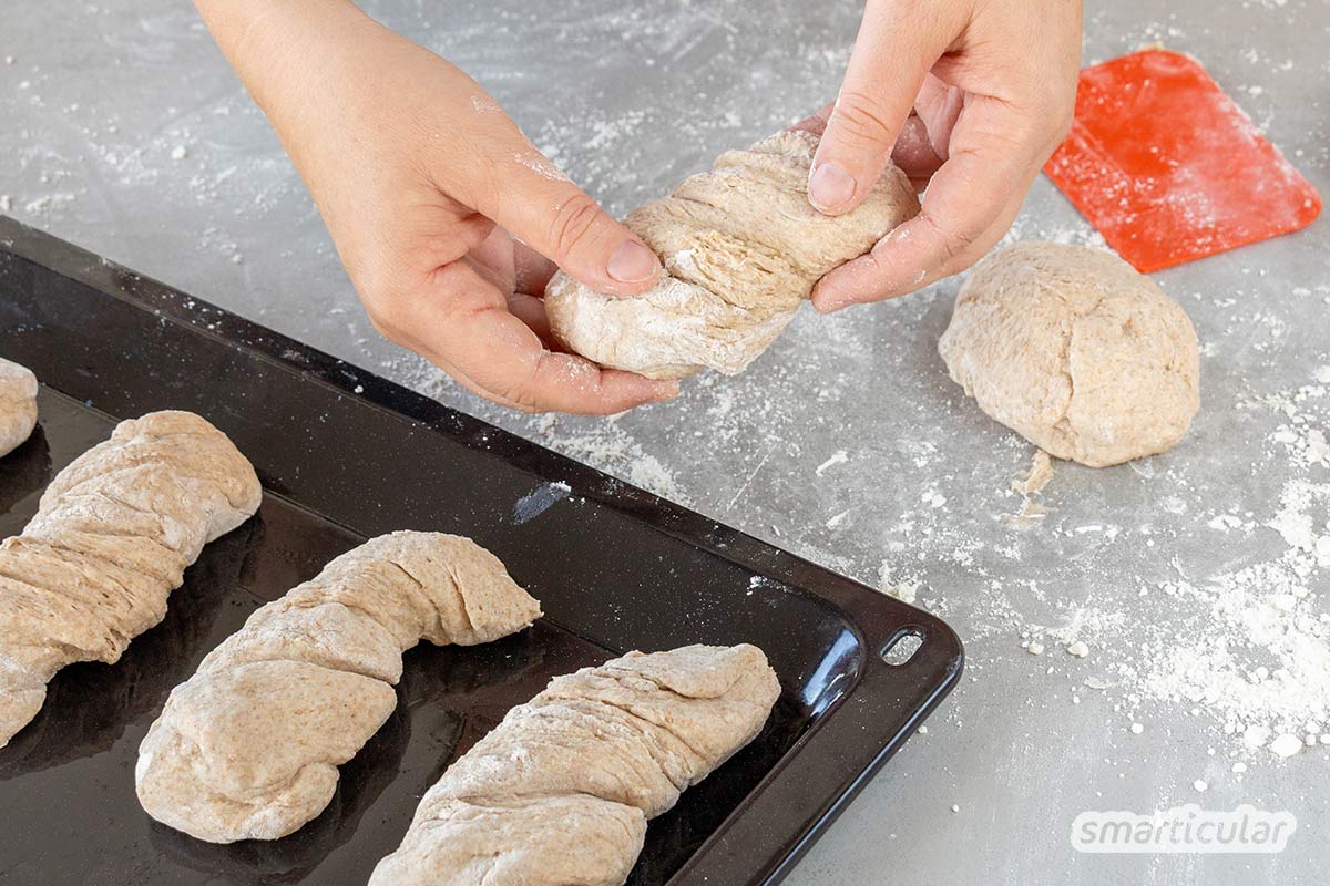 roggenbroetchen-mit-sauerteig-rezept-backen-7 Roggenbrötchen schmecken besonders aromatisch. Hier findest du für das rustikale Gebäck ein einfaches Rezept mit Sauerteig, das ohne Hefe auskommt.