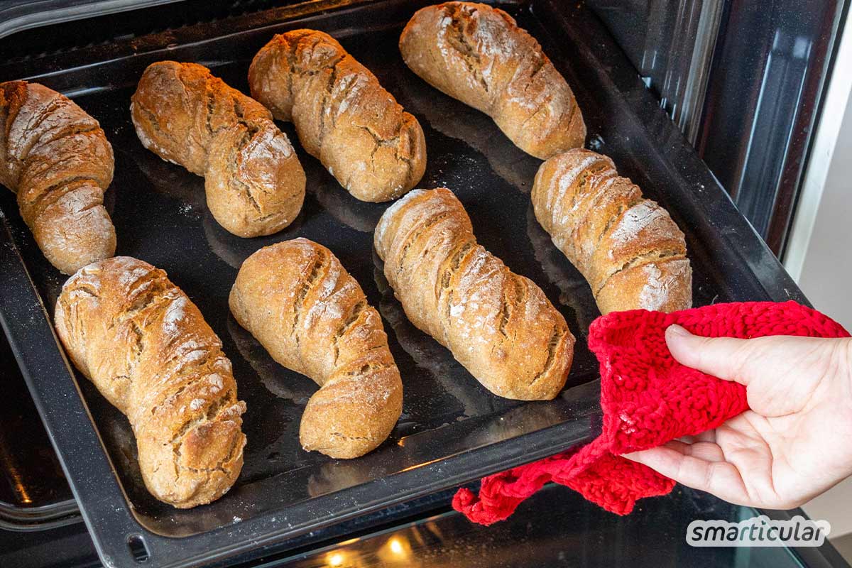 roggenbroetchen-mit-sauerteig-rezept-backen-8 Roggenbrötchen schmecken besonders aromatisch. Hier findest du für das rustikale Gebäck ein einfaches Rezept mit Sauerteig, das ohne Hefe auskommt.