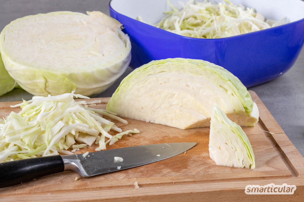 Sauerkraut selber machen: Das ist gar nicht schwer. Wer gleich eine größere Menge Weißkohl milchsauer einlegen möchte, kann Sauerkraut im praktischen Steintopf zubereiten.