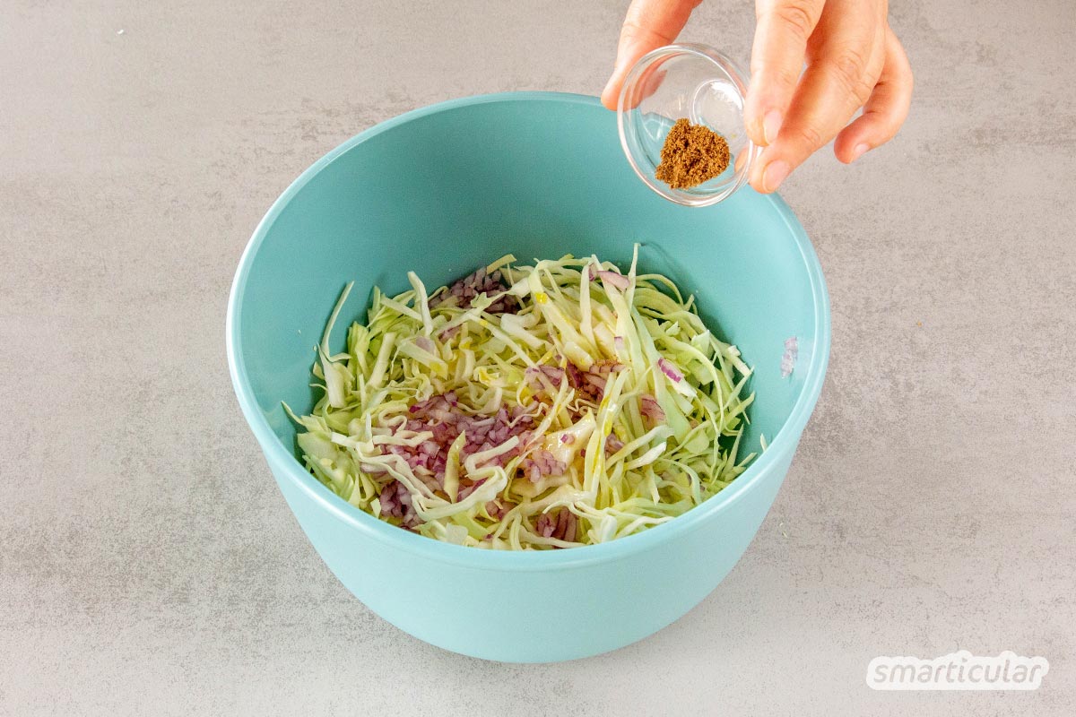 Mit seinen zarten Blättern eignet sich der Spitzkohl perfekt für die rohköstliche Küche. Aus wenigen Zutaten lässt sich ein schmackhafter Spitzkohlsalat zaubern.