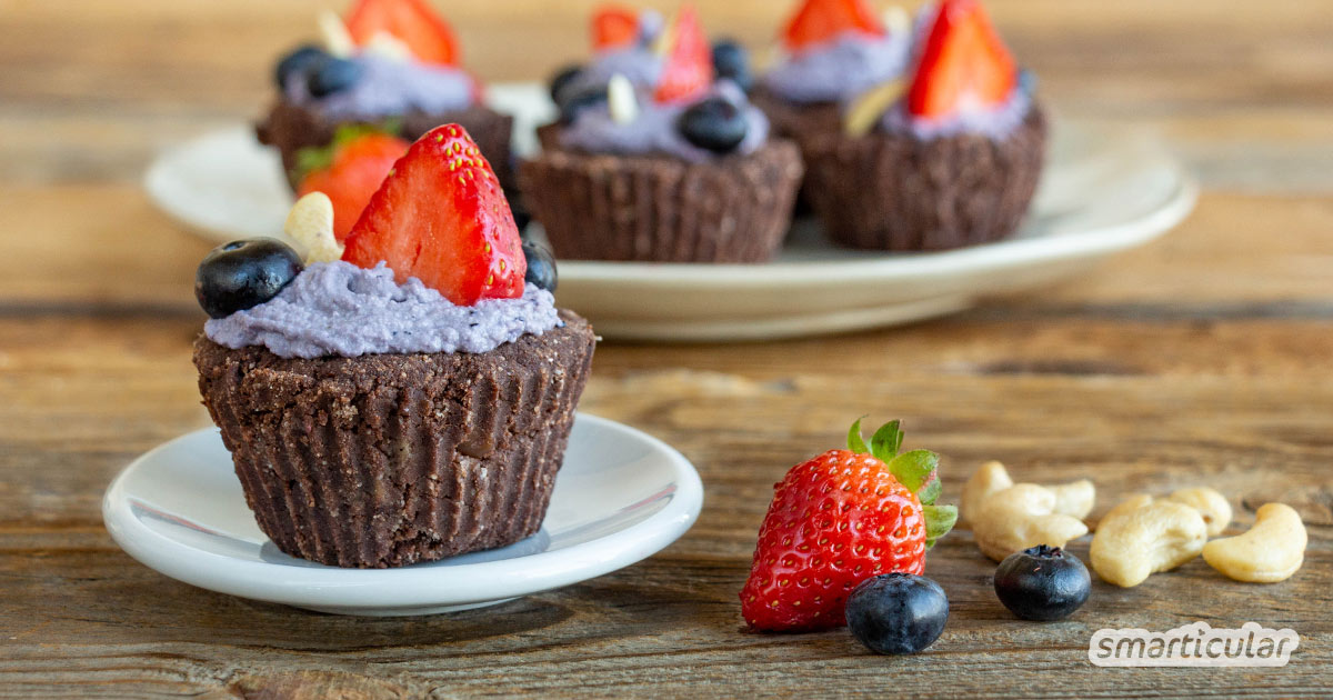 Dieses einfache Rezept für köstliche, vegane Cupcakes lässt sich kinderleicht umsetzen - ohne Backen, ohne Industriezucker, ohne schlechtes Gewissen.