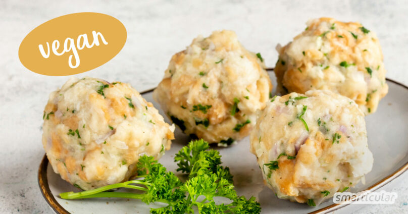 Vegane Semmelknödel lassen sich ganz einfach und aus nur wenigen Zutaten selber machen – als perfekte Resteverwertung und Beilage zu vielen Gerichten.