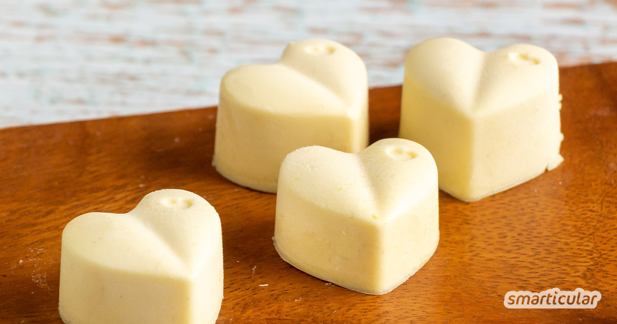 Weiße Schokolade selber machen: das ist ganz leicht. Sie enthält wenig Zucker und lässt sich nach Geschmack verfeinern. Ein Rezept aus drei Zutaten findest du hier.