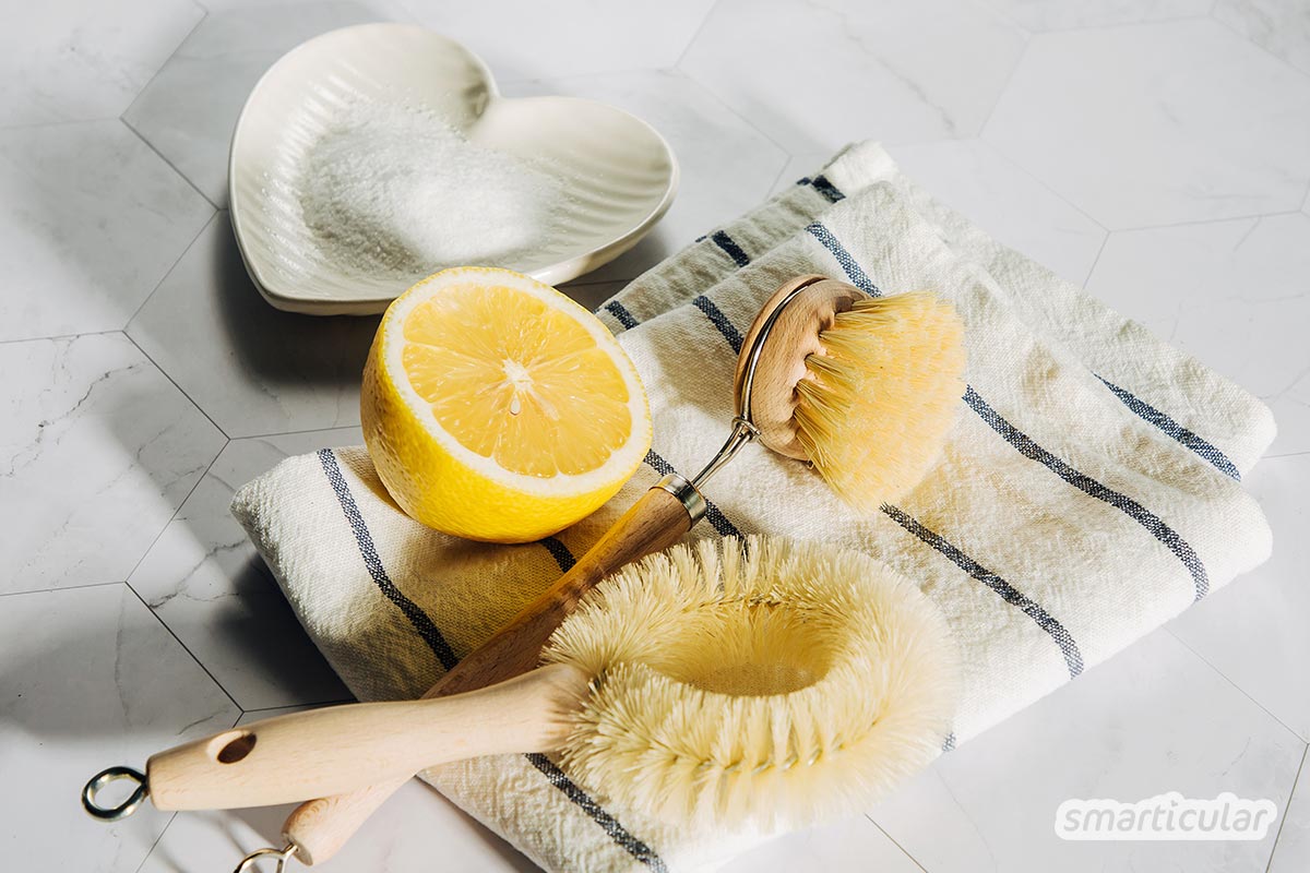 Die Zitrone ist ein Multitalent – nicht nur in der Küche. Auch als Reinigungsmittel, Schönheitselixier und Heilmittel lassen sich Zitronen verwerten.