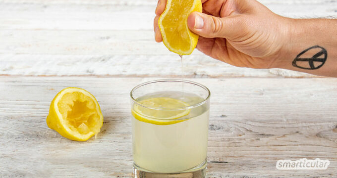 Wer unter Verdauungsbeschwerden, Übergewicht oder Immunschwäche leidet, setzt am besten auf Zitronenwasser, denn der kleine Trunk hat eine große Wirkung.