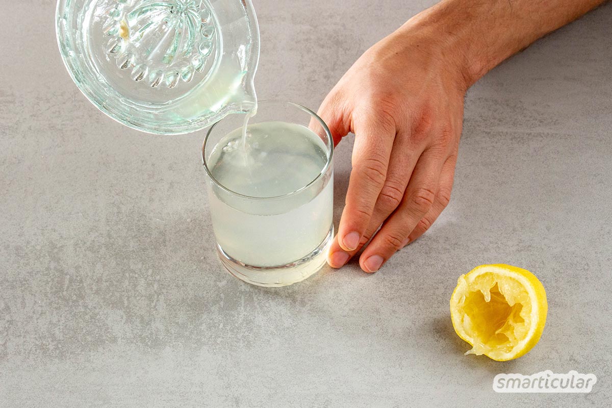 Wer unter Verdauungsbeschwerden, Übergewicht oder Immunschwäche leidet, setzt am besten auf Zitronenwasser, denn der kleine Trunk hat eine große Wirkung.