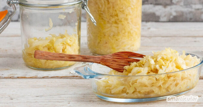 Sauerkraut selber zu machen im Glas, ist die einfachste Methode, um kleinere Mengen des fermentierten Kohls auch ohne Gärtopf zuzubereiten.