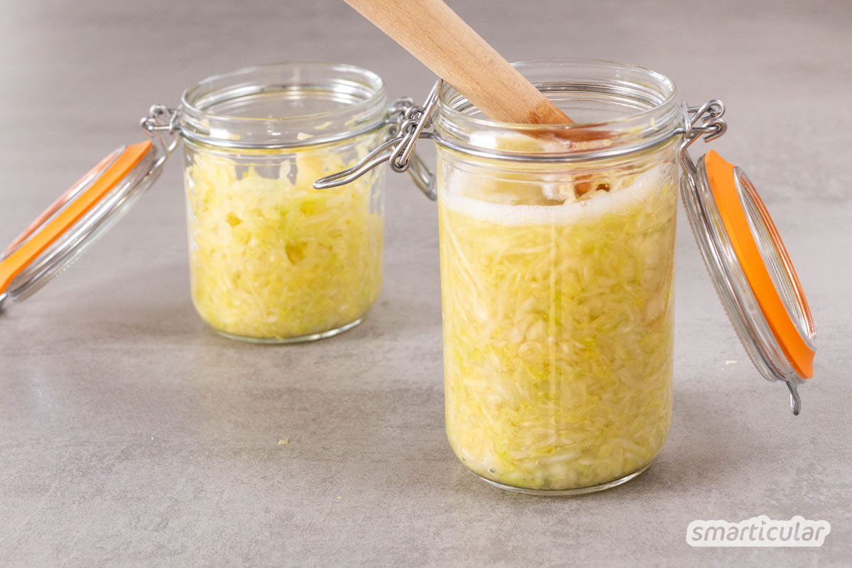 Sauerkraut selber zu machen im Glas, ist die einfachste Methode, um kleinere Mengen des fermentierten Kohls auch ohne Gärtopf zuzubereiten.