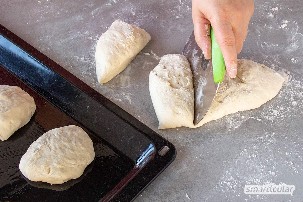 Sauerteigbrötchen über Nacht und ganz ohne Hefe oder andere Triebmittel: Mit diesem einfachen Rezept aus vier Zutaten gelingt das aromatische Gebäck.