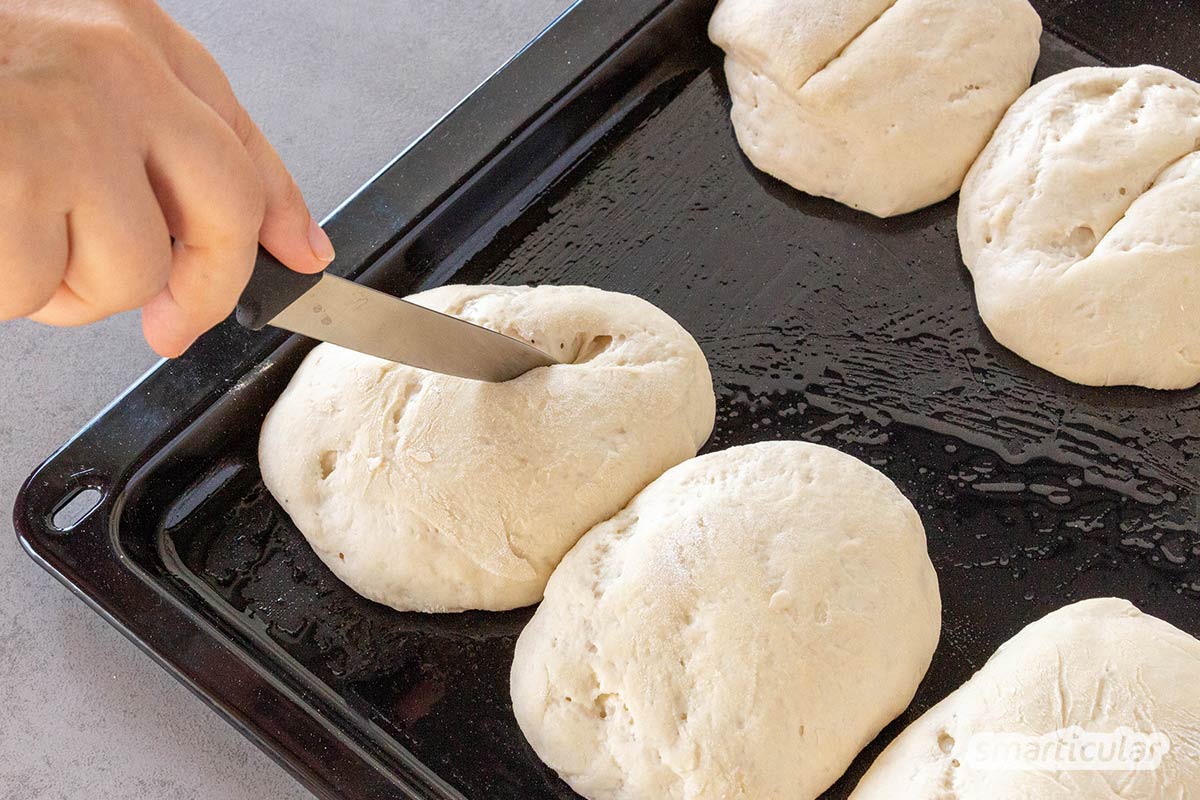 Sauerteigbrötchen über Nacht und ganz ohne Hefe oder andere Triebmittel: Mit diesem einfachen Rezept aus vier Zutaten gelingt das aromatische Gebäck.