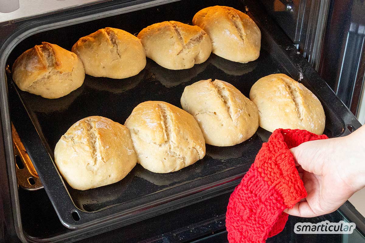 Sauerteigbrötchen über Nacht und ganz ohne Hefe oder andere Triebmittel: Mit diesem einfachen Rezept aus vier Zutaten gelingt das aromatische Gebäck.