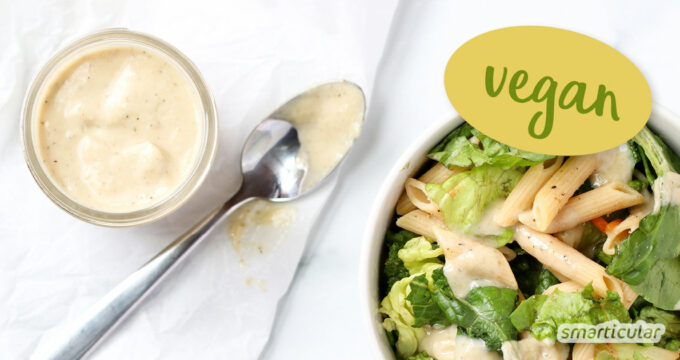 Veganes Caesar-Dressing passt auf nahezu jeden Salat und ist mit austauschbaren Grundzutaten schnell hergestellt. Hier gibt’s das beste Rezept!