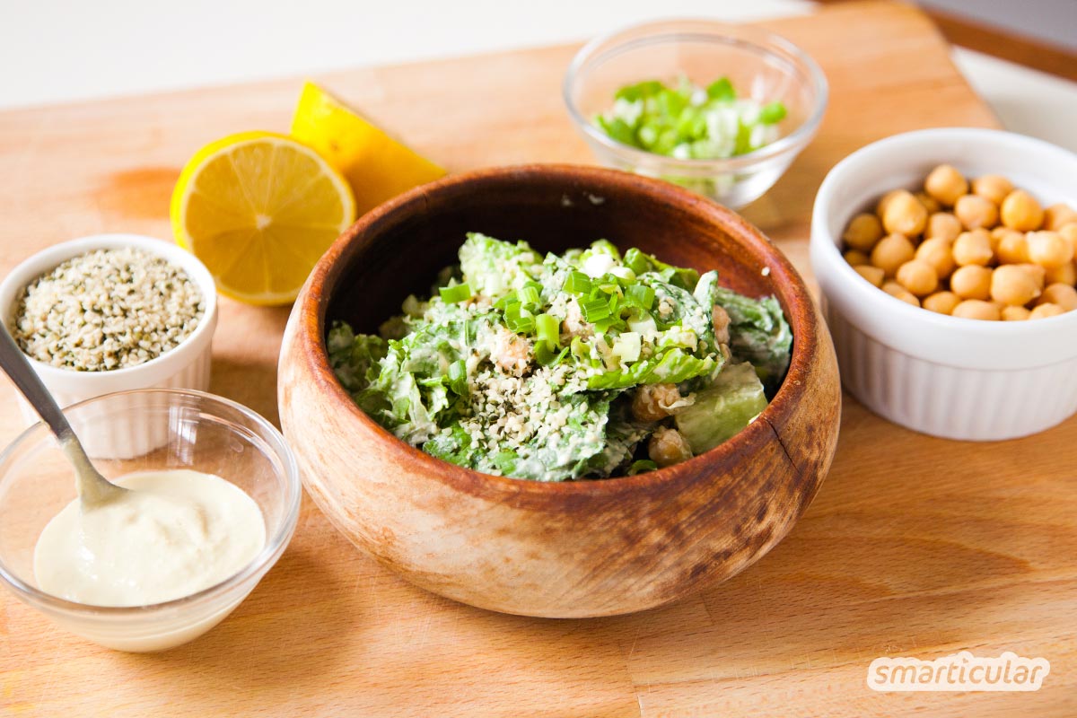 Veganes Caesar-Dressing passt auf nahezu jeden Salat und ist mit austauschbaren Grundzutaten schnell hergestellt. Hier gibt’s das beste Rezept!