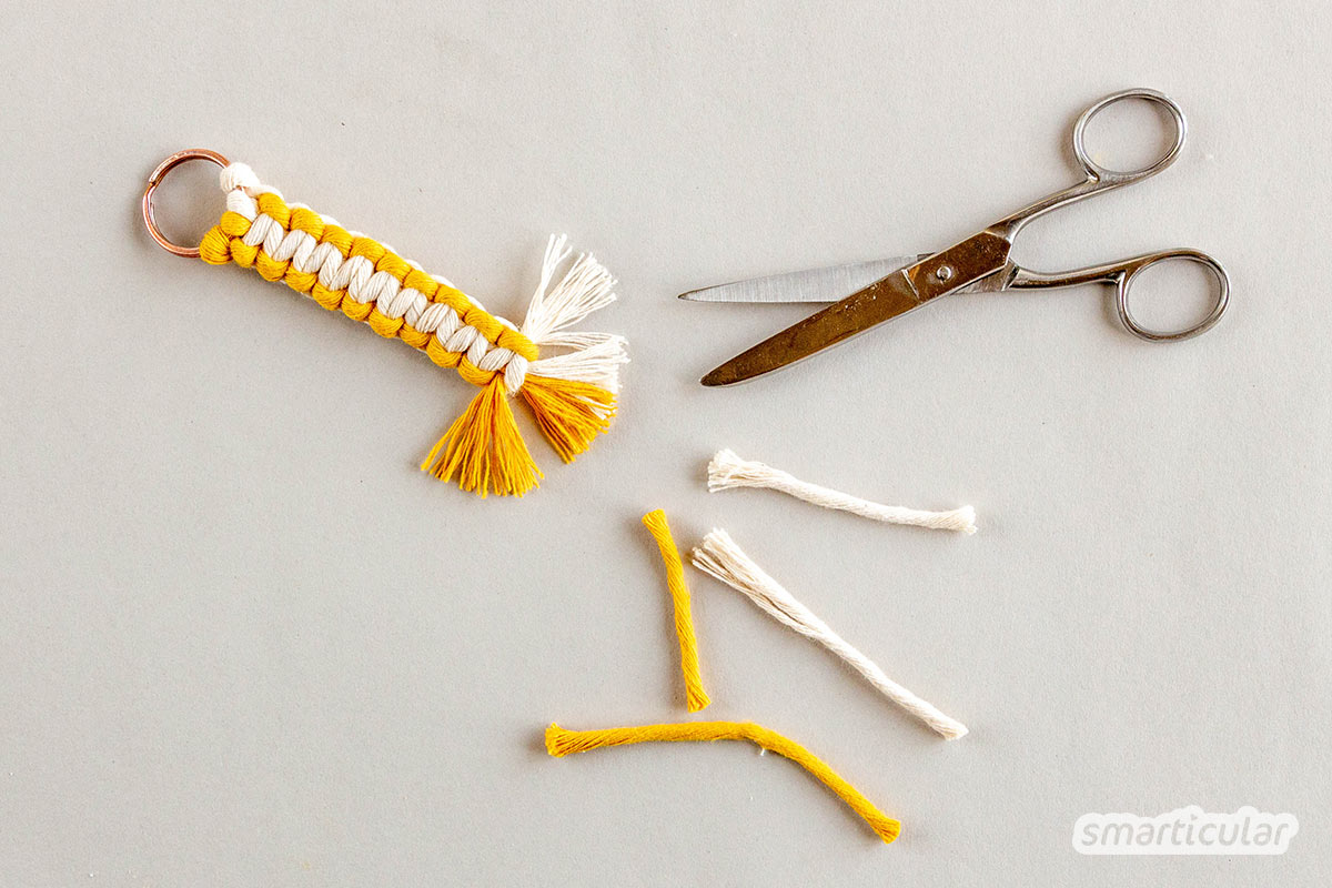 Ein Makramee-Schlüsselanhänger lässt sich leicht und nur aus wenigen Garnresten herstellen. Dafür brauchst du nicht mehr als zwei einfache Knoten zu kennen.