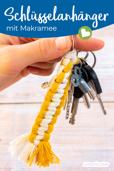 Ein Makramee-Schlüsselanhänger lässt sich leicht und nur aus wenigen Garnresten herstellen. Dafür brauchst du nicht mehr als zwei einfache Knoten zu kennen.