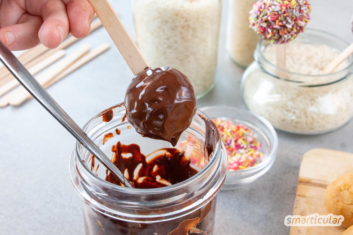 Statt für ein Büfett Kuchen zu backen, für den Besteck und Teller nötig sind, lassen sich handlichere Cake Pops selber machen - auch ohne Form und Backofen.