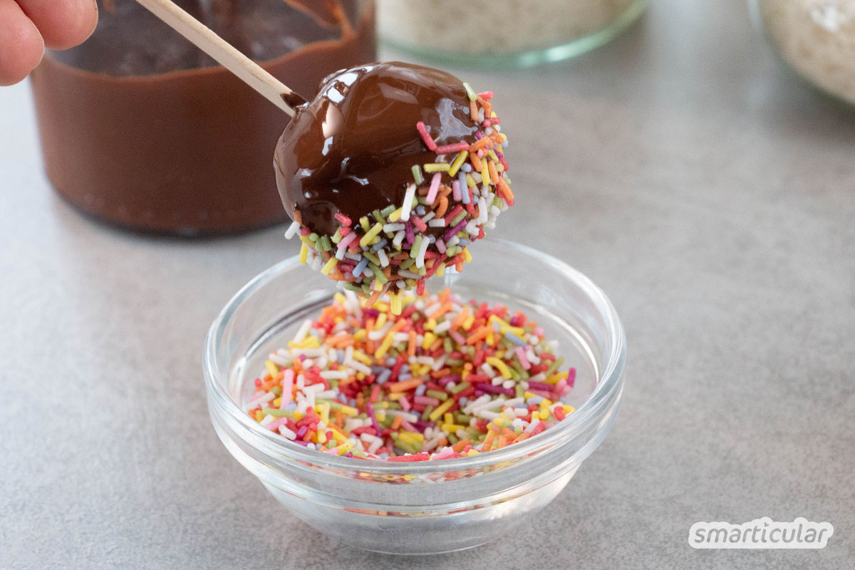 Statt für ein Büfett Kuchen zu backen, für den Besteck und Teller nötig sind, lassen sich handlichere Cake Pops selber machen - auch ohne Form und Backofen.