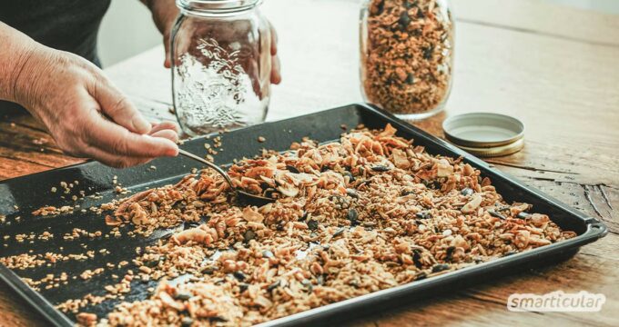 Mit nur wenigen Zutaten lässt sich ein gesundes Granola selber machen - auf Wunsch auch ohne Zucker, dafür aber mit all deinen Lieblingszutaten!