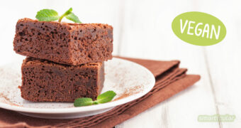 Dieses Rezept für vegane Brownies kommt ganz ohne Eier aus. Die Küchlein sind gelingsicher, saftig und besonders schokoladig.