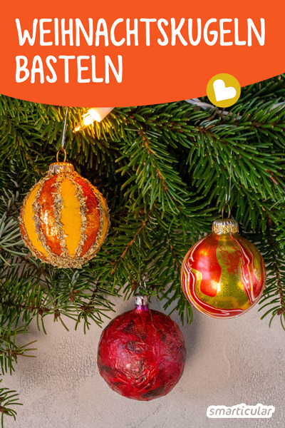 Statt alte Christbaumkugeln in den Müll zu werfen, lassen sich daraus zusammen mit Farben, Papier und Wollresten tolle Upcycling-Weihnachtskugeln basteln.