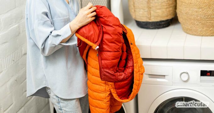 Wenn du deine Daunenjacke waschen willst, beachte am besten diese Tipps, damit die Daunen nicht verklumpen, sondern wärmen wie zuvor.