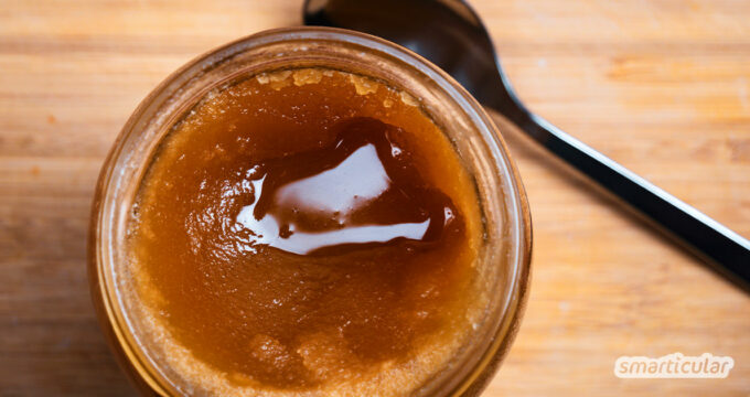 Wenn Honig kristallisiert, ist das kein Grund zur Sorge. Er ist noch genauso gesund wie zuvor. Und: Mit einem simplen Trick kannst du Honig flüssig machen.