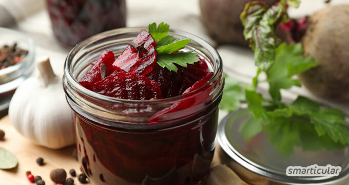 Nach einer reichen Rübenernte kannst du Rote Beete einlegen, um sie für die kommenden Monate zu konservieren. Wie das geht, erfährst du hier.