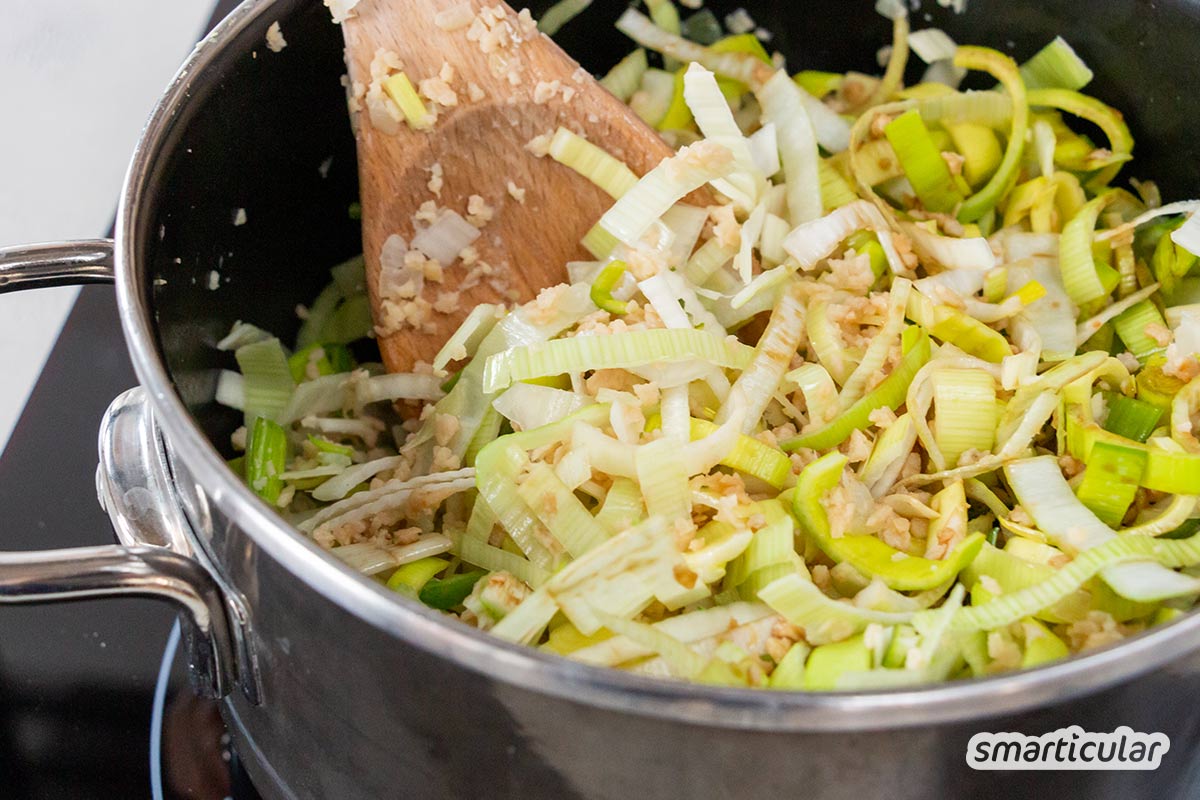 vegane-kaese-lauch-suppe-3 Der beinahe ganzjährig verfügbare Lauch lässt sich zu vielen köstlichen Gerichten verarbeiten - zum Beispiel mit diesem Rezept für vegane Käse-Lauch-Suppe.