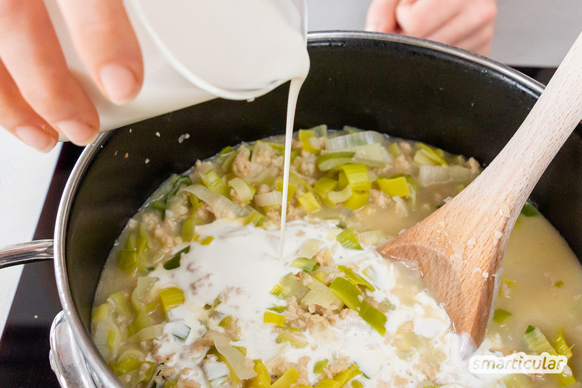 vegane-kaese-lauch-suppe-4 Der beinahe ganzjährig verfügbare Lauch lässt sich zu vielen köstlichen Gerichten verarbeiten - zum Beispiel mit diesem Rezept für vegane Käse-Lauch-Suppe.