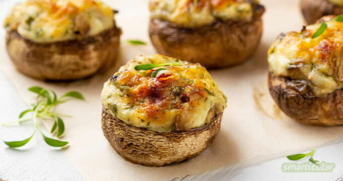Gefüllte Champignons sind schnell vorbereitet und lassen sich wunderbar auf dem Grill zubereiten. Hier findest du ein einfaches Rezept - auf Wunsch vegan!