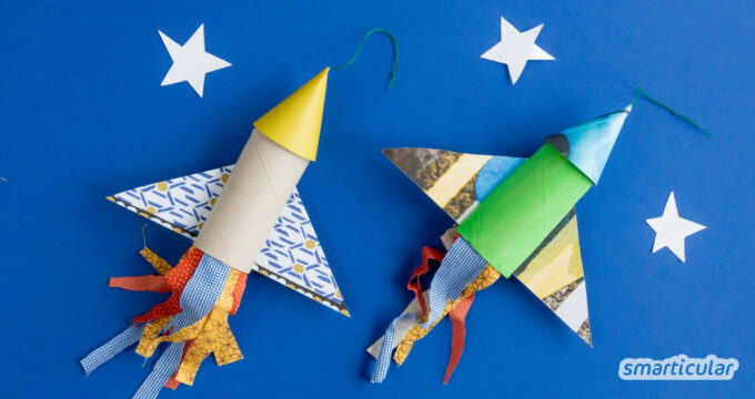 Leere Klorollen, winzige Stoffreste und Altpapier … Das alles kannst du einfach in den Müll schmeißen oder aber mit Kindern bunte Raketen basteln.