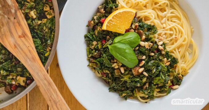 Wenn anderes Gemüse Winterpause macht, hat Schwarzkohl, auch Palmkohl oder Cavolo nero genannt, Erntezeit. Die besten Schwarzkohl-Rezepte findest du hier.