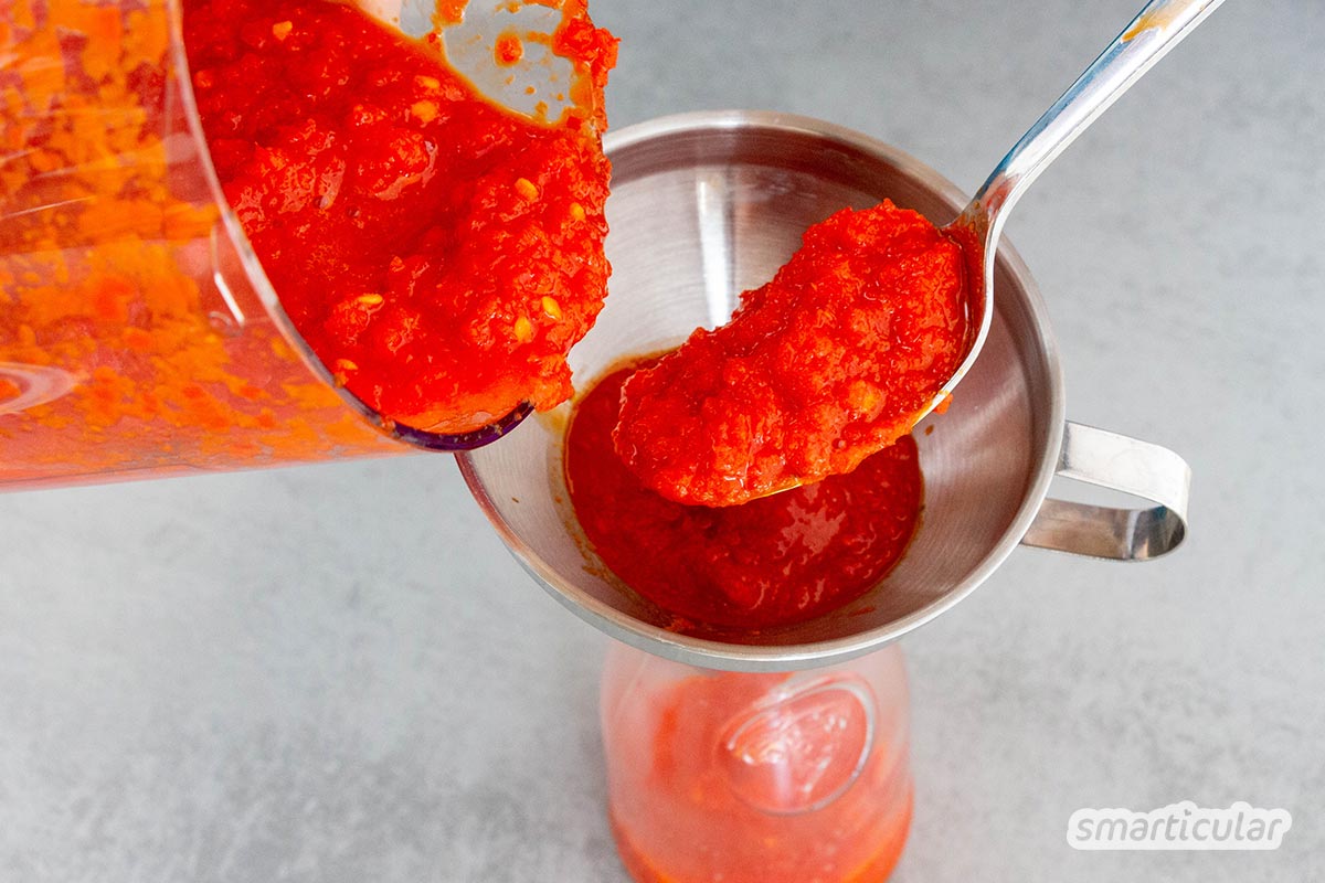 Süß-sauer-scharfe Sriracha-Sauce lässt sich ganz einfach selber machen – ohne Konservierungsstoffe und mit viel weniger Zucker als in gekaufter Chili-Sauce.