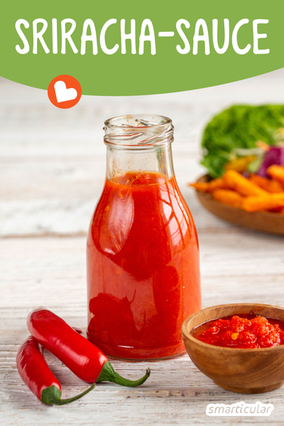 Süß-sauer-scharfe Sriracha-Sauce lässt sich ganz einfach selber machen – ohne Konservierungsstoffe und mit viel weniger Zucker als in gekaufter Chili-Sauce.