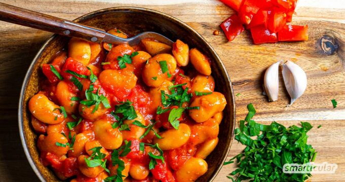 Gigantes Plaki - gebackene griechische Bohnen in Tomatensoße - sind köstlich und nicht schwer selber zu machen. Hier findest du ein einfaches Rezept!